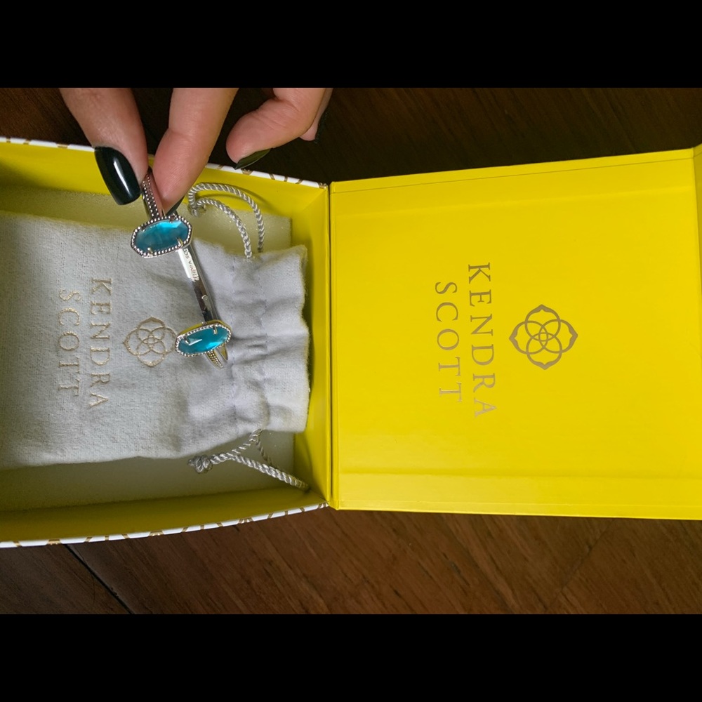 Authentic Kendra Scott braclet never worn!!